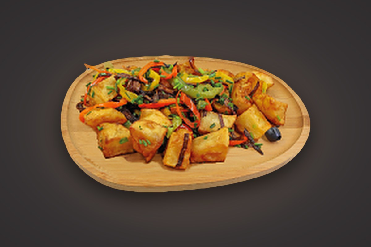 Baby potatoes plate — Roasted baby potatoes, peppers and crispy onions